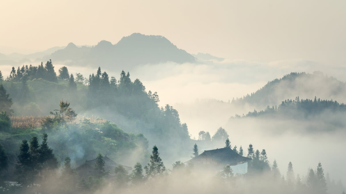 清明 大山 房子 浓雾 4K 风景壁纸