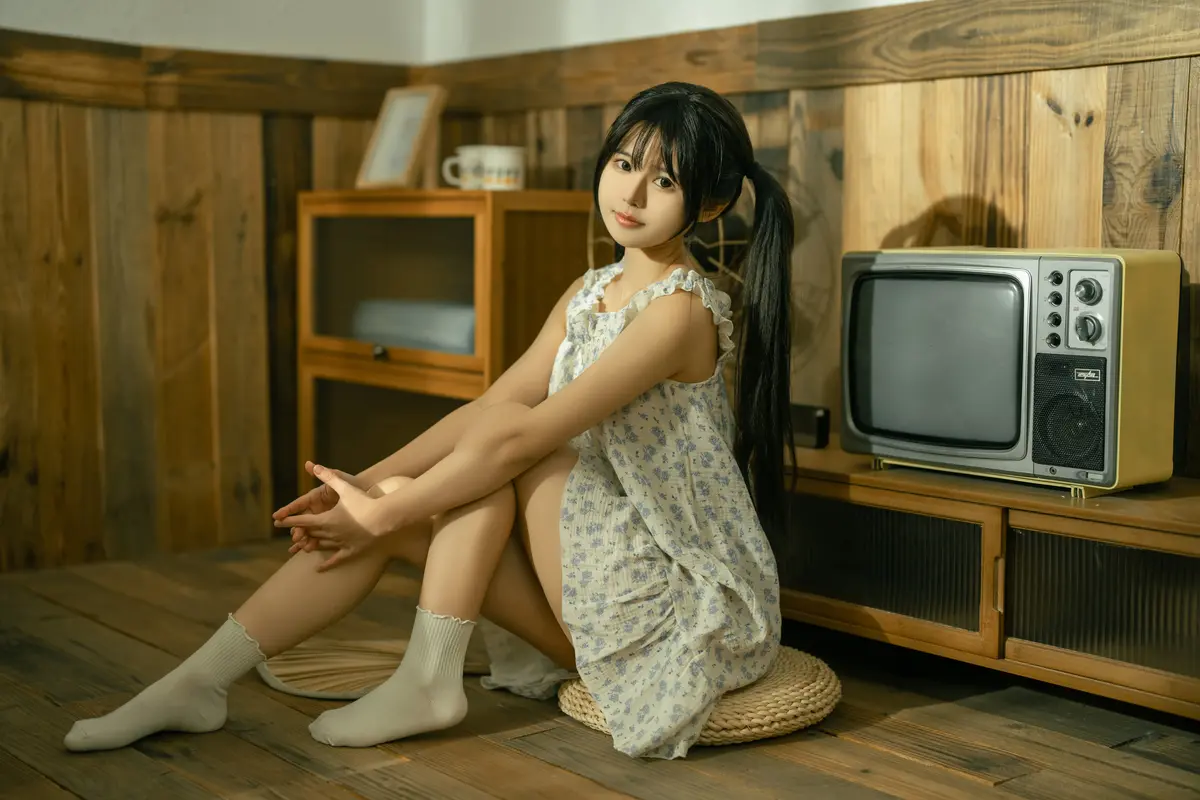 双马尾，碎花裙，清纯小姐姐，旧电视机，少女
