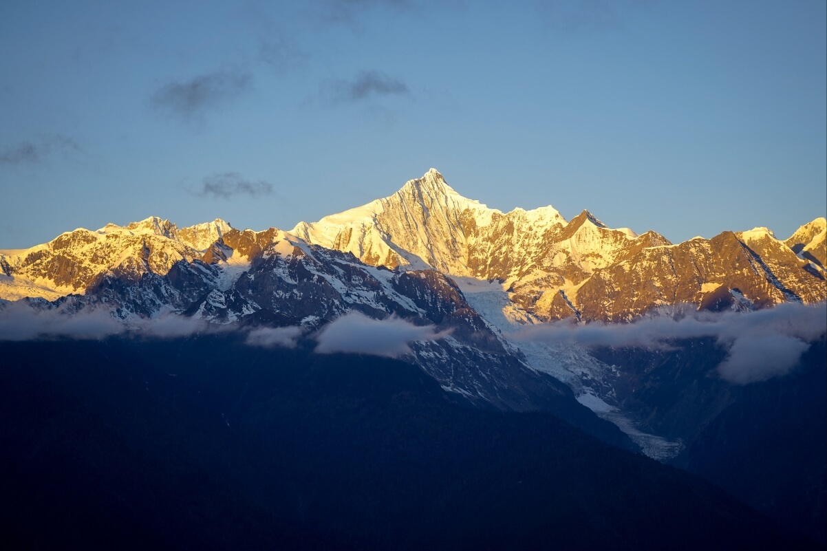 日照金山 4K 风景壁纸